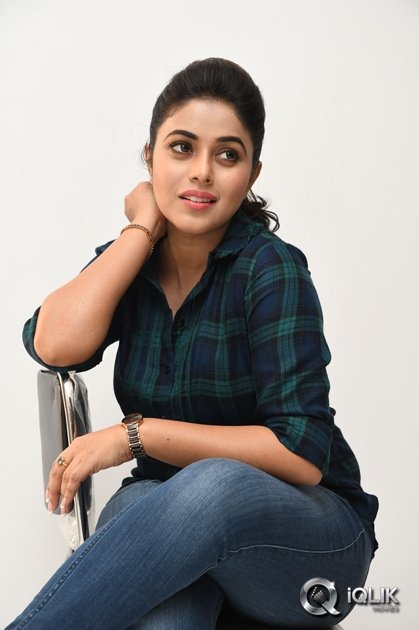 Poorna-Interview-About-Jayammu-Nischayammu-Raa-Movie